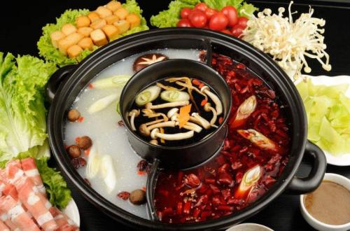 廣式火鍋與川渝火鍋搶風(fēng)頭，豬肚雞搶“鮮”機(jī)