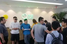 美菜網(wǎng)總部遭包圍，十余名縣域加盟商拉橫幅：還我血汗錢