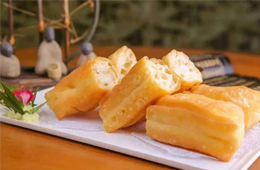 團餐、連鎖早餐、超市熟食區(qū)……生坯油條悄然“攻占”市場