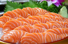 三文魚是怎么游進(jìn)新發(fā)地的？一塊“染毒”案板，撬開它背后的產(chǎn)業(yè)鏈