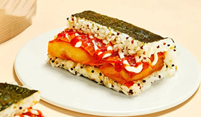 奧爾良雞肉搭配三色藜麥，這樣創(chuàng)新的大塊飯團(tuán)才可以大賣